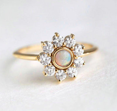 Weißer runder Opalblumen-Halo-Ring mit runden weißen Diamanten