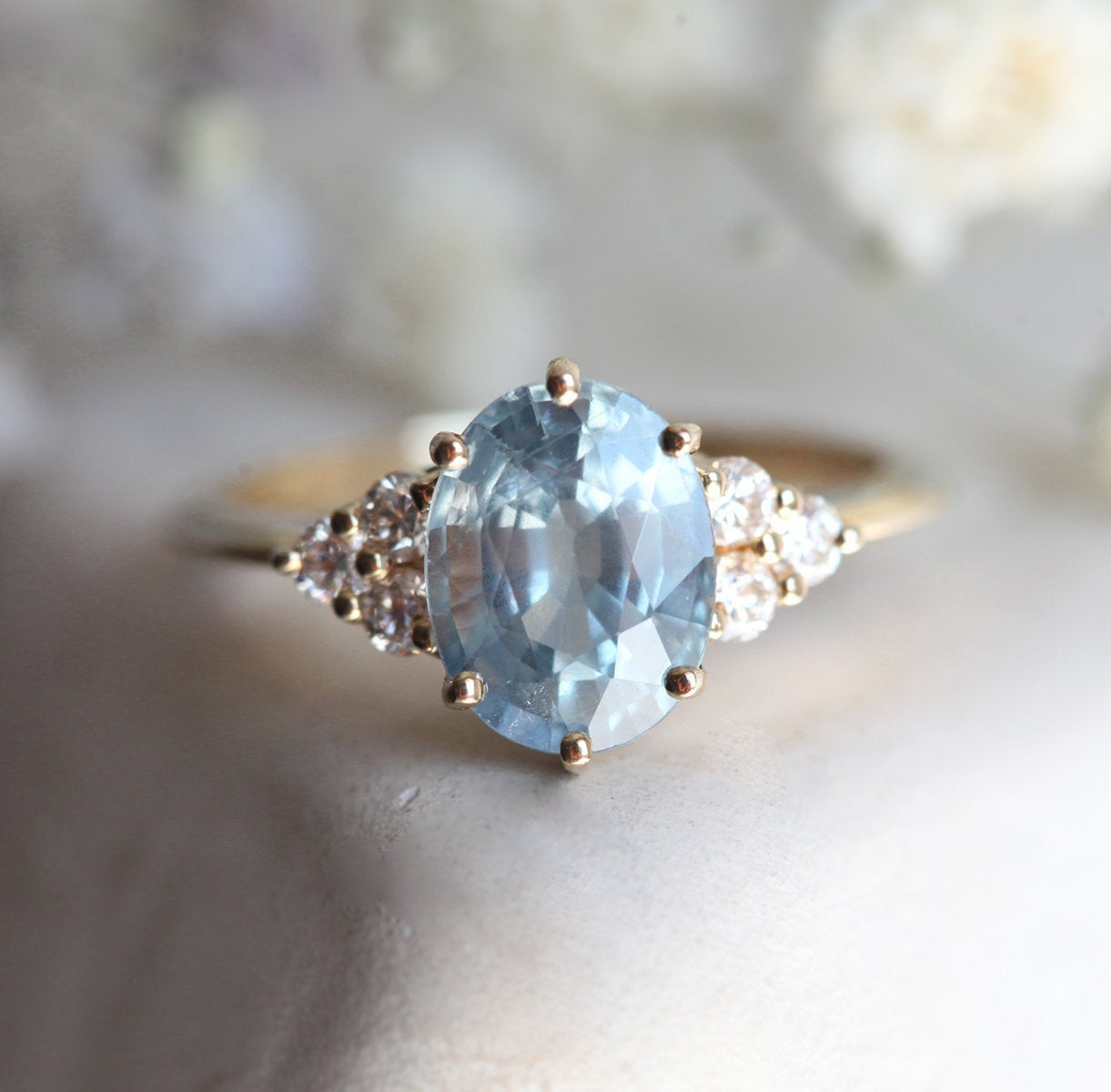 Ovaler blauer Saphirring mit Diamantcluster