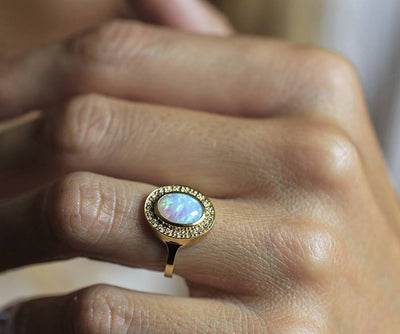 Ovaler Opal-Halo-Ring aus Gelbgold mit seitlichen weißen runden Diamanten