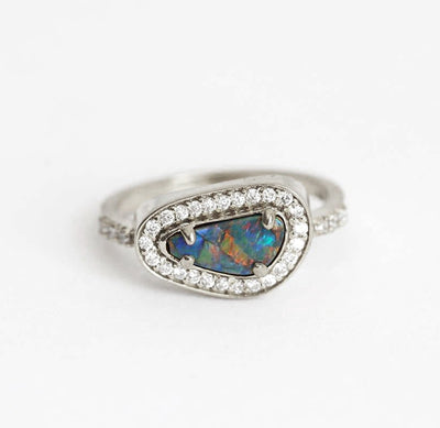 Einzigartiger Halo-Ring aus Weißgold mit schwarzem Opal und runden weißen Diamanten