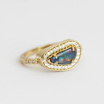 Einzigartiger Halo-Ring aus Gelbgold mit schwarzem Opal und runden weißen Diamanten