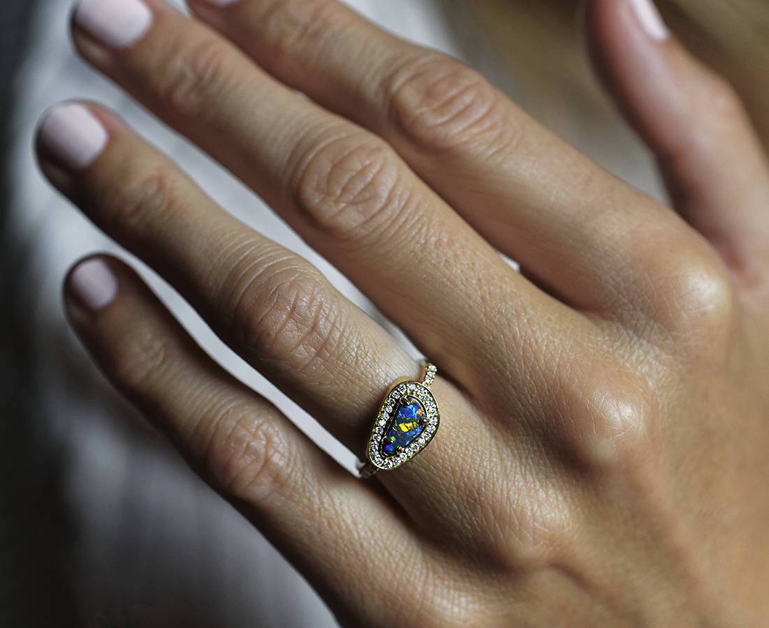 Einzigartiger Halo-Ring aus Gelbgold mit schwarzem Opal und runden weißen Diamanten