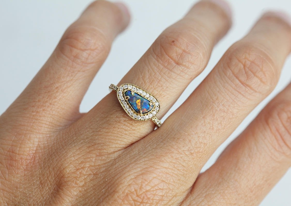 Einzigartiger Halo-Ring aus Gelbgold mit schwarzem Opal und runden weißen Diamanten