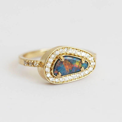 Einzigartiger Halo-Ring aus Gelbgold mit schwarzem Opal und runden weißen Diamanten