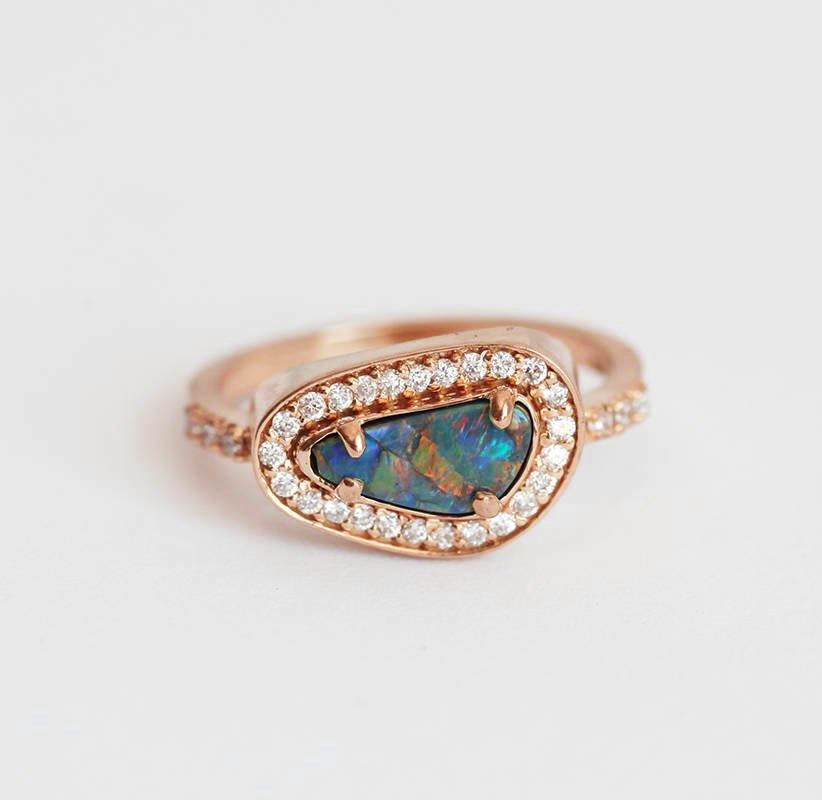 Einzigartiger Halo-Ring aus Roségold mit schwarzem Opal und runden weißen Diamanten