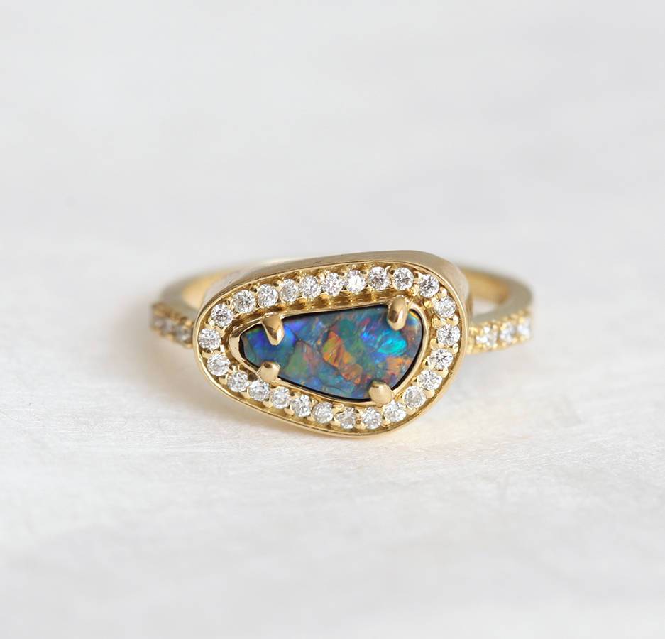 Einzigartiger Halo-Ring aus Gelbgold mit schwarzem Opal und runden weißen Diamanten