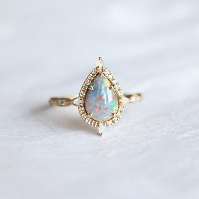 Birnen-Opal-Halo-Ring mit seitlichen runden weißen Diamanten und Birnen-Opalen