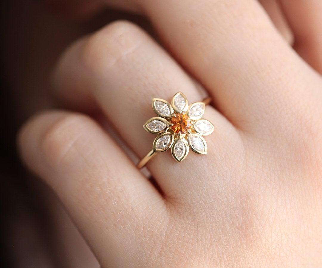 Runder Ring im Blumen-Look mit orangefarbenen Diamanten, mit hellorangefarbenen Diamanten im Marquise-Schliff als Blütenblätter