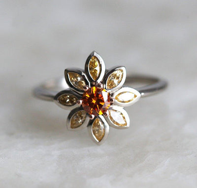 Runder Ring im Blumen-Look mit orangefarbenen Diamanten, mit hellorangefarbenen Diamanten im Marquise-Schliff als Blütenblätter