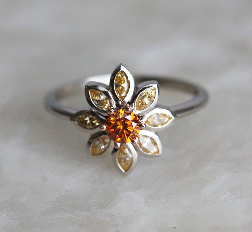 Runder Ring im Blumen-Look mit orangefarbenen Diamanten, mit hellorangefarbenen Diamanten im Marquise-Schliff als Blütenblätter