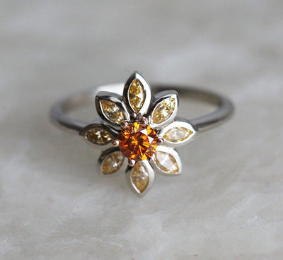 Runder Ring im Blumen-Look mit orangefarbenen Diamanten, mit hellorangefarbenen Diamanten im Marquise-Schliff als Blütenblätter