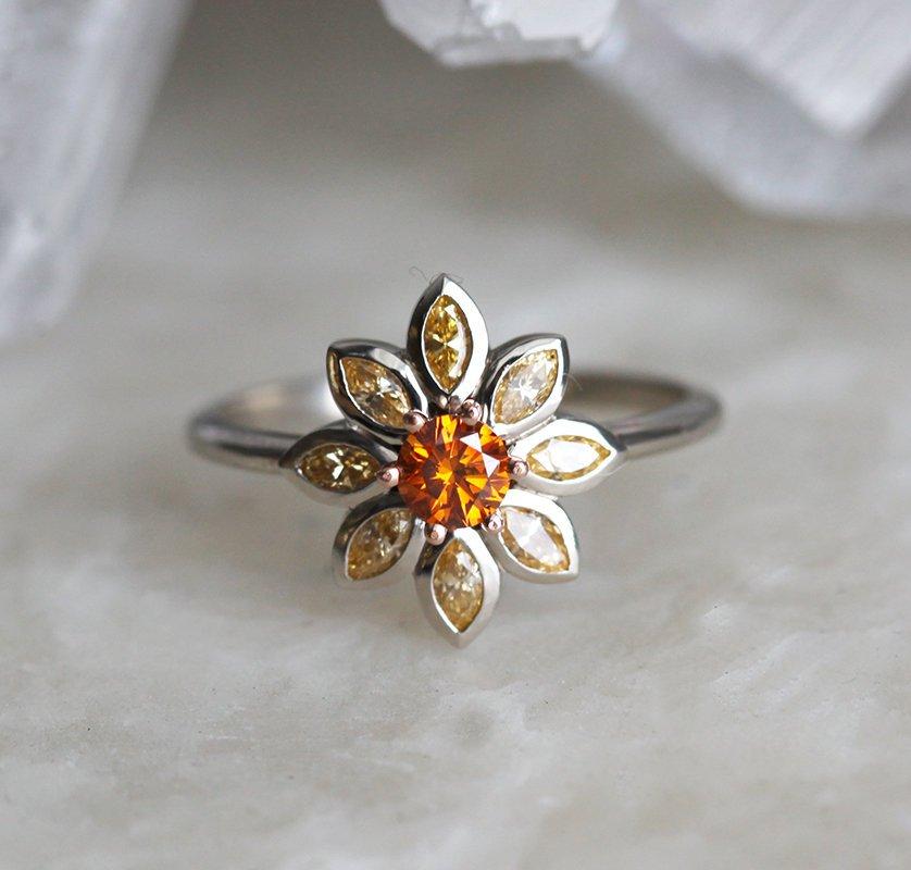 Runder Ring im Blumen-Look mit orangefarbenen Diamanten, mit hellorangefarbenen Diamanten im Marquise-Schliff als Blütenblätter