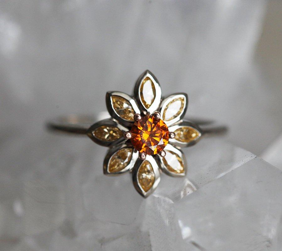 Runder Ring im Blumen-Look mit orangefarbenen Diamanten, mit hellorangefarbenen Diamanten im Marquise-Schliff als Blütenblätter