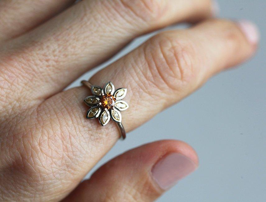 Runder Ring im Blumen-Look mit orangefarbenen Diamanten, mit hellorangefarbenen Diamanten im Marquise-Schliff als Blütenblätter