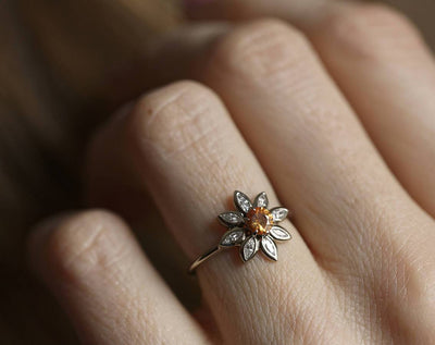 Runder Ring im Blumen-Look mit orangefarbenen Diamanten, mit hellorangefarbenen Diamanten im Marquise-Schliff als Blütenblätter