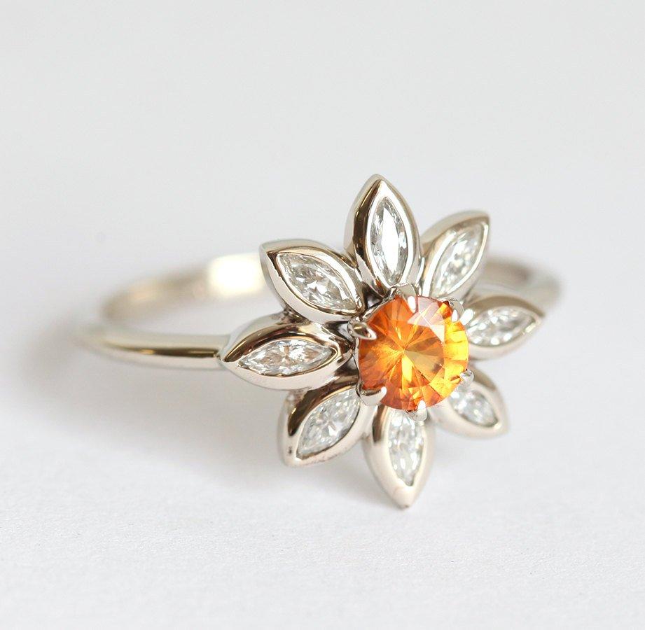 Runder Ring im Blumen-Look mit orangefarbenen Diamanten, mit hellorangefarbenen Diamanten im Marquise-Schliff als Blütenblätter