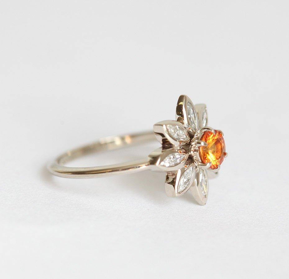 Runder Ring im Blumen-Look mit orangefarbenen Diamanten, mit hellorangefarbenen Diamanten im Marquise-Schliff als Blütenblätter