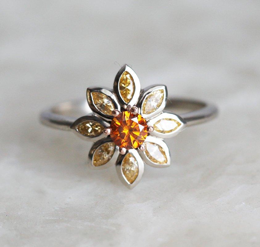 Runder Ring im Blumen-Look mit orangefarbenen Diamanten, mit hellorangefarbenen Diamanten im Marquise-Schliff als Blütenblätter