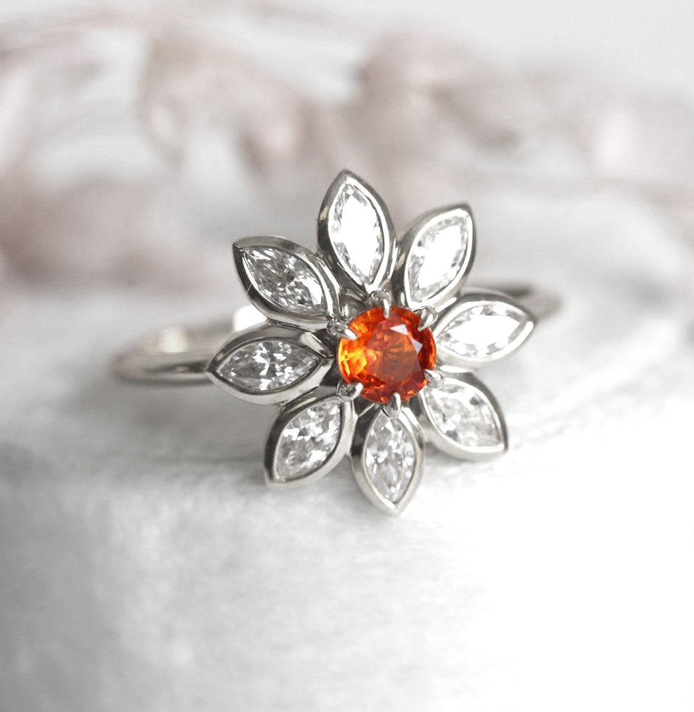 Orangefarbener runder Saphirring mit Diamant-Heiligenschein