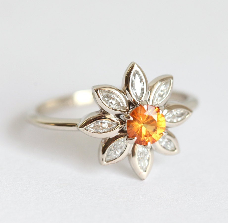 Orangefarbener runder Saphirring mit Diamant-Heiligenschein