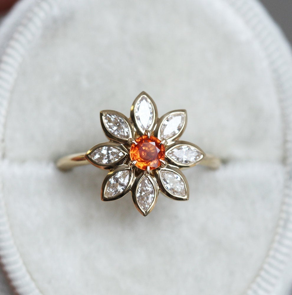 Orangefarbener runder Saphirring mit Diamant-Heiligenschein