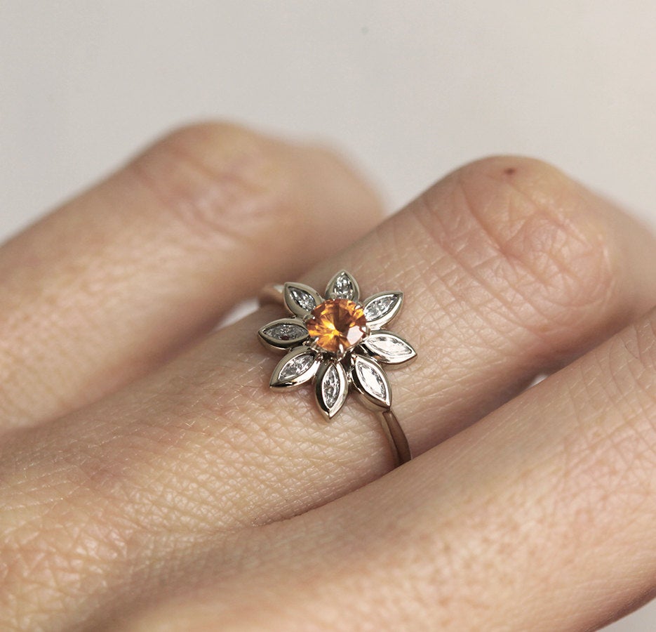 Orangefarbener runder Saphirring mit Diamant-Heiligenschein