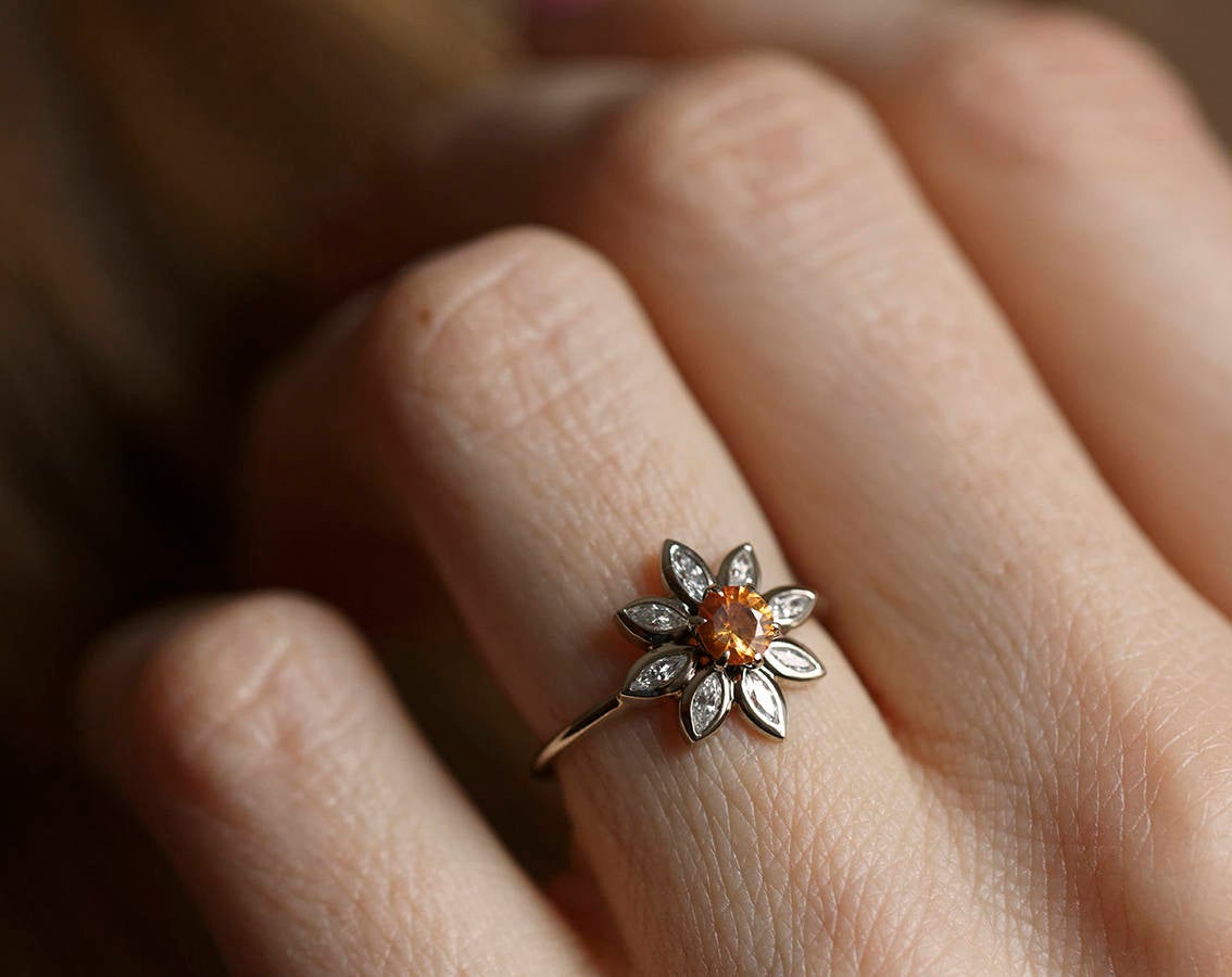 Orangefarbener runder Saphirring mit Diamant-Heiligenschein