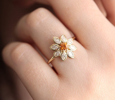 Orangefarbener runder Saphirring mit Diamant-Heiligenschein