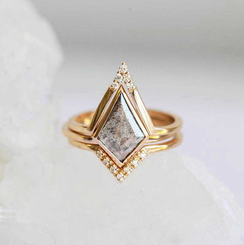 Kite Salt & Pepper Diamant-Ring aus Gelbgold, besetzt mit seitlichen weißen runden Diamanten