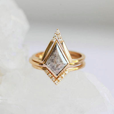 Kite Salt & Pepper Diamant-Ring aus Gelbgold, besetzt mit seitlichen weißen runden Diamanten