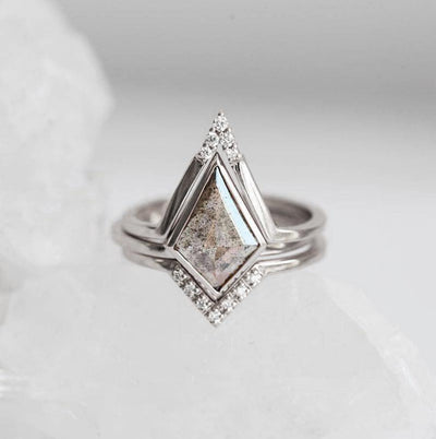 Kite Salt & Pepper Diamond, Platinring, besetzt mit seitlichen weißen runden Diamanten