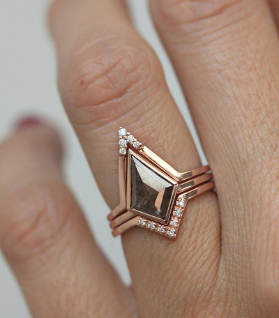 Kite Salt & Pepper Diamond, Ring aus Roségold, besetzt mit seitlichen weißen runden Diamanten