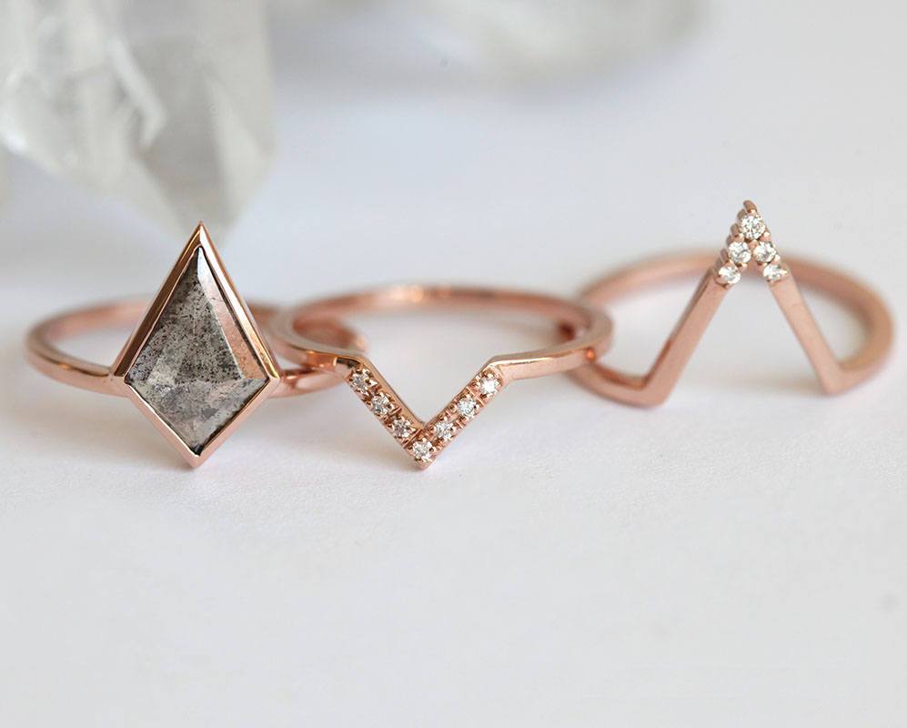 Kite Salt & Pepper Diamond, Ring aus Roségold, besetzt mit seitlichen weißen runden Diamanten