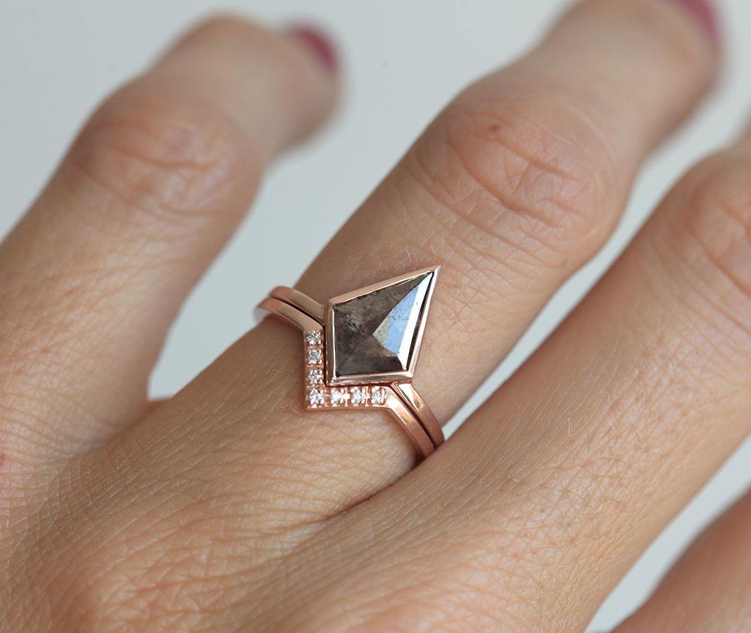 Kite Salt & Pepper Diamond, Ring aus Roségold, besetzt mit seitlichen weißen runden Diamanten