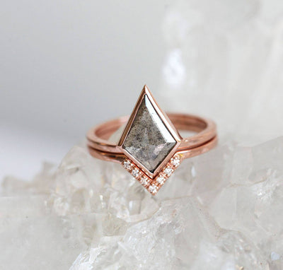 Kite Salt & Pepper Diamond, Ring aus Roségold, besetzt mit seitlichen weißen runden Diamanten