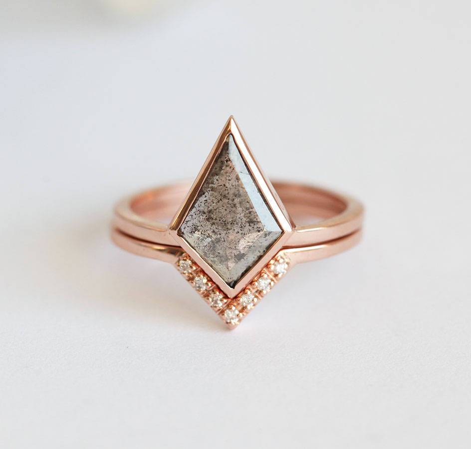 Kite Salt & Pepper Diamond, Ring aus Roségold, besetzt mit seitlichen weißen runden Diamanten