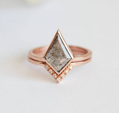 Kite Salt & Pepper Diamond, Ring aus Roségold, besetzt mit seitlichen weißen runden Diamanten