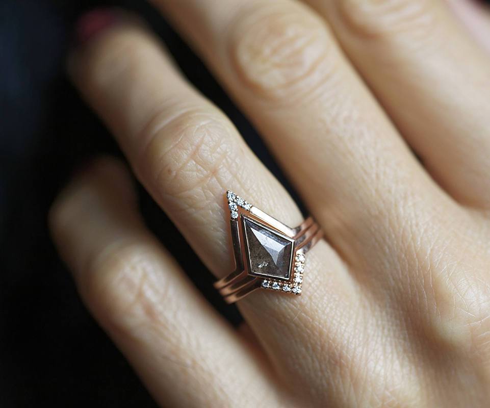 Kite Salt & Pepper Diamond, Ring aus Roségold, besetzt mit seitlichen weißen runden Diamanten