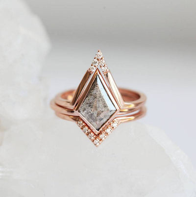 Kite Salt & Pepper Diamond, Ring aus Roségold, besetzt mit seitlichen weißen runden Diamanten