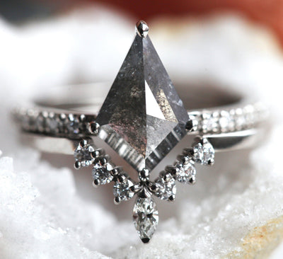 Kite Salt & Pepper-Diamantring mit seitlichen weißen Diamanten und Diamanten am Ring