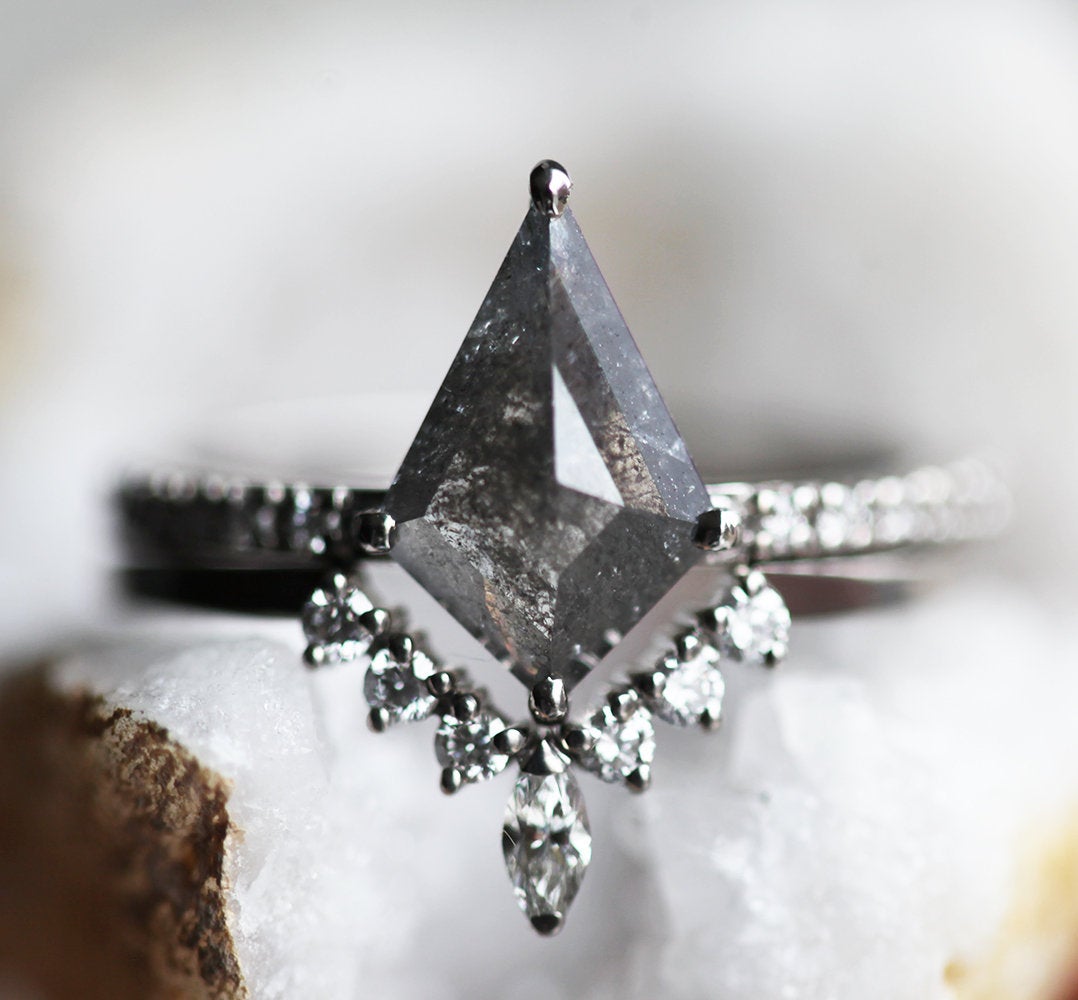 Kite Salt & Pepper-Diamantring mit seitlichen weißen Diamanten und Diamanten am Ring