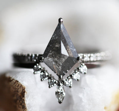 Kite Salt & Pepper-Diamantring mit seitlichen weißen Diamanten und Diamanten am Ring