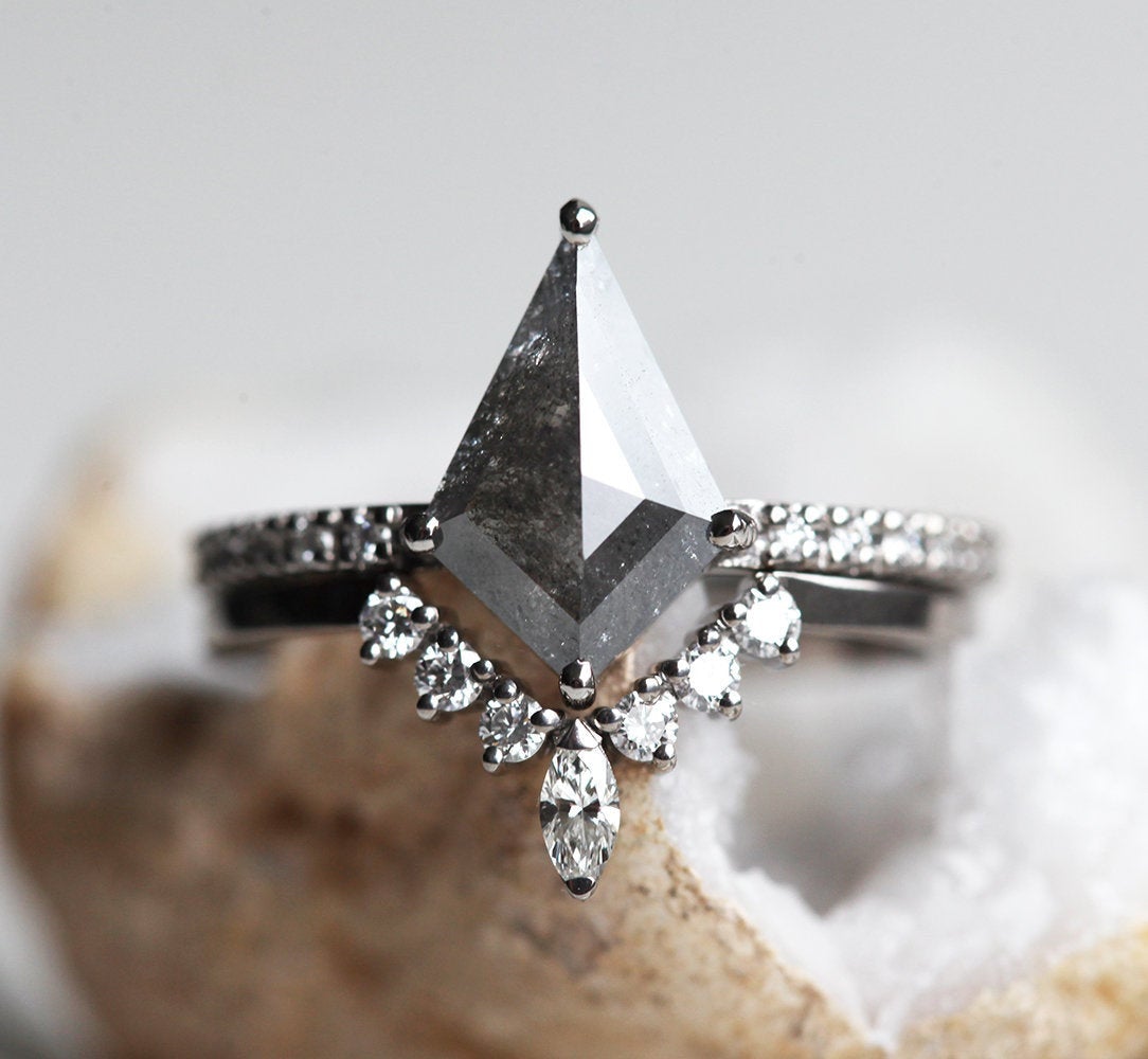 Kite Salt & Pepper-Diamantring mit seitlichen weißen Diamanten und Diamanten am Ring