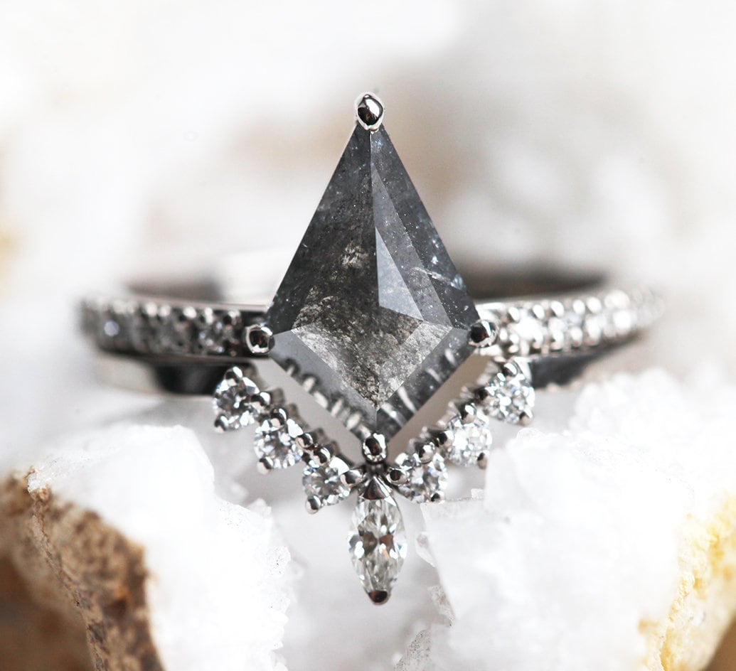 Kite Salt & Pepper-Diamantring mit seitlichen weißen Diamanten und Diamanten am Ring