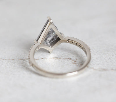 Kite Salt & Pepper-Diamantring mit Diamanten am Band