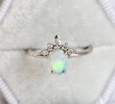 Weißer Birnen-Opal-Ring mit seitlich runden und birnenförmigen Diamanten