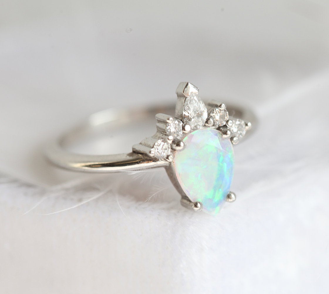 Weißer Birnen-Opal-Ring mit seitlich runden und birnenförmigen Diamanten