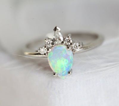 Weißer Birnen-Opal-Ring mit seitlich runden und birnenförmigen Diamanten