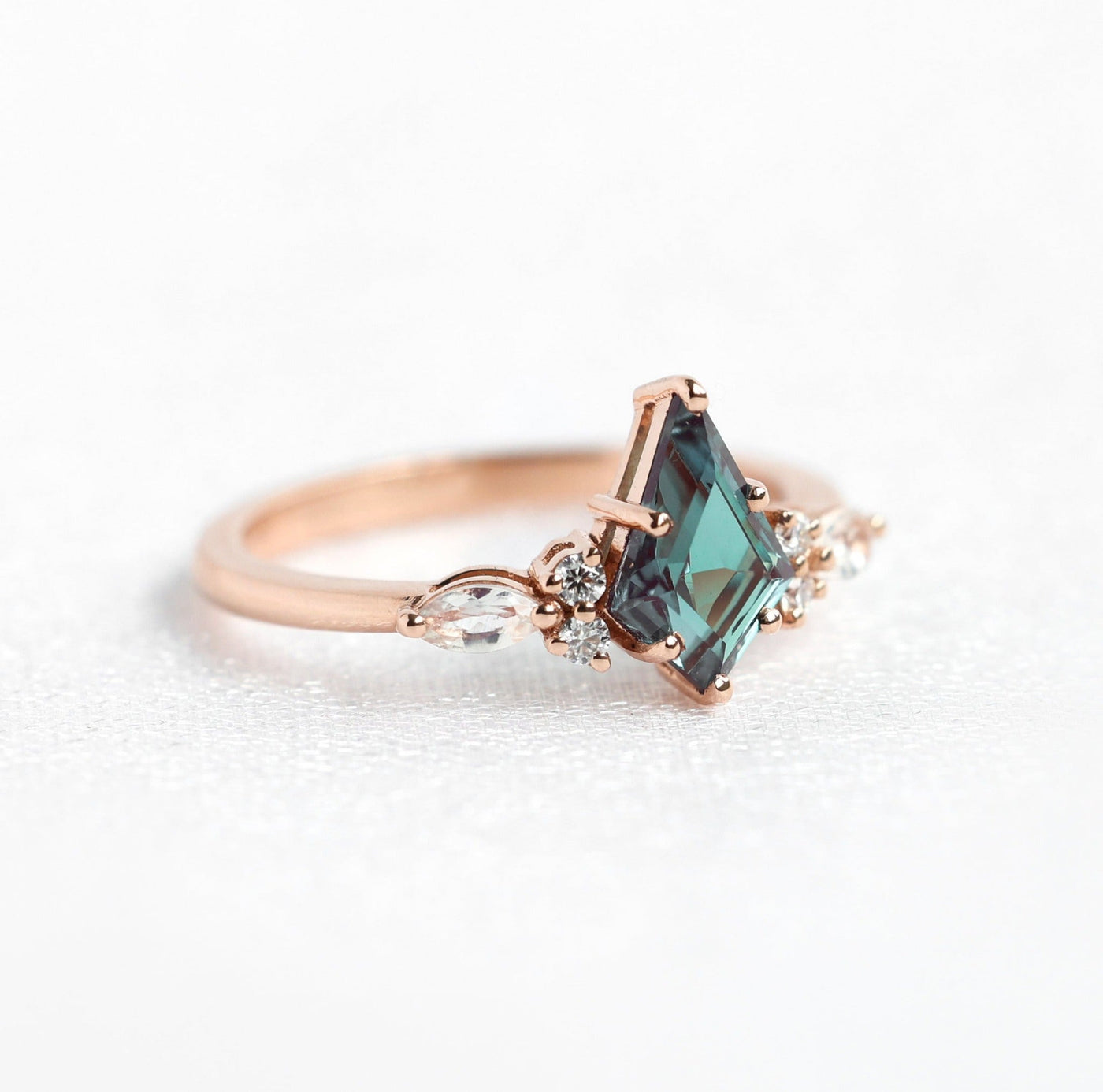 Teal Kite Lab Grown Alexandrit-Verlobungsring mit seitlichen Marquise-Schliff und runden weißen Diamanten