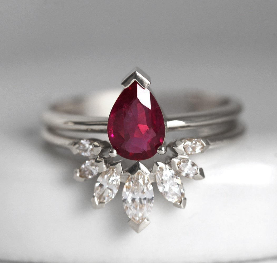 Birnen-Rubin-Solitärring-Verlobungsring-Set gepaart mit einem weißen Diamant-Kronenring im Marquise-Schliff